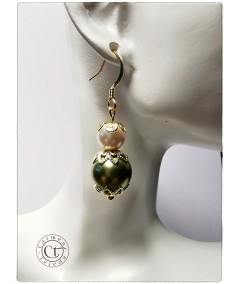 Pendientes de perlas de cristal verde y blanco