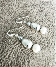 Pendientes de perlas de cristal de colores y zamak