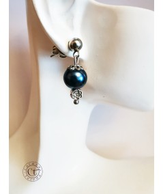 PENDIENTES DE PERLAS DE CRISTAL AZUL CON FLOR