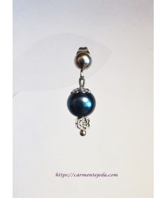 PENDIENTES DE PERLAS DE CRISTAL AZUL CON FLOR