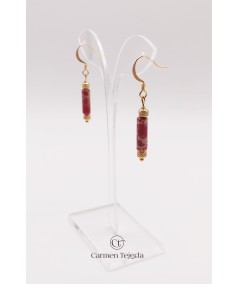 PENDIENTES DORADOS CORTOS DE PIEDRA NATURAL FUCSIA