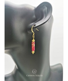 PENDIENTES DORADOS CORTOS DE PIEDRA NATURAL FUCSIA
