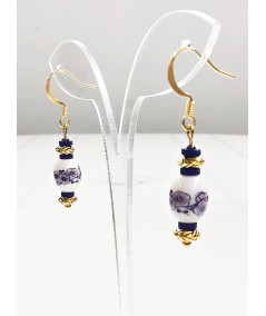 Pendientes dorados de cerámica azul y blanco