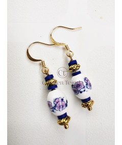 Pendientes dorados de cerámica azul y blanco