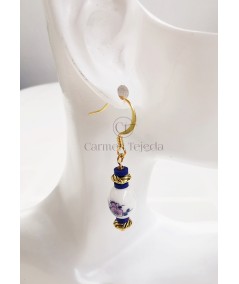 Pendientes dorados de cerámica azul y blanco