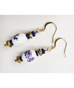 Pendientes dorados de cerámica azul y blanco
