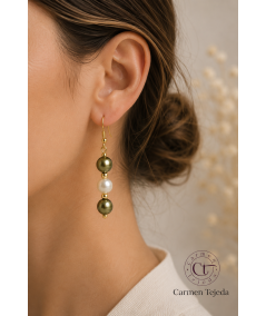 PENDIENTES DE NÁCAR Y PERLAS DE CRISTAL VERDE