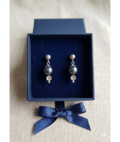 PENDIENTES DE PERLAS DE CRISTAL AZUL CON FLOR