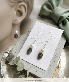 PENDIENTES DE PERLAS DE CRISTAL BLANCAS Y ZAMAK