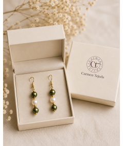 PENDIENTES DE NÁCAR Y PERLAS DE CRISTAL VERDE