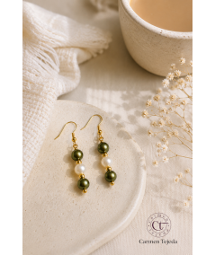 PENDIENTES DE NÁCAR Y PERLAS DE CRISTAL VERDE